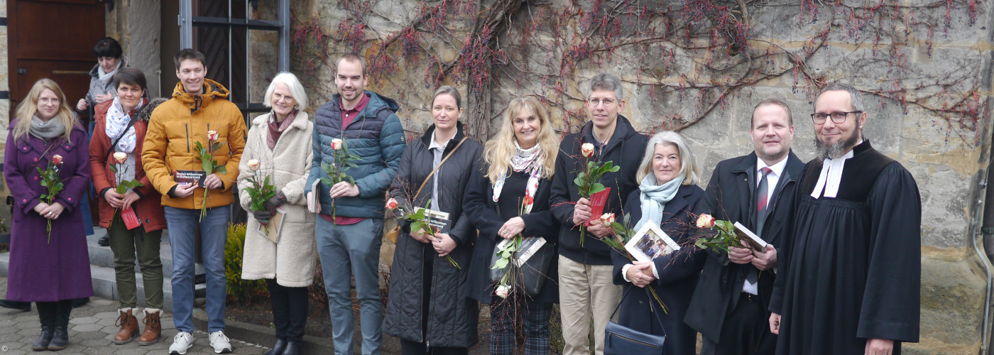 KV Gruppenfoto vor dem Haupteingang der St. Bartholomäuskirche in Eschenau