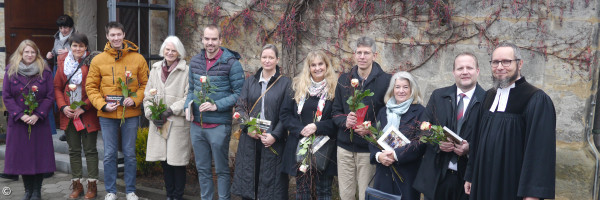 KV Gruppenfoto vor dem Haupteingang der St. Bartholomäuskirche in Eschenau