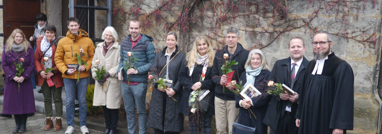 KV Gruppenfoto vor dem Haupteingang der St. Bartholomäuskirche in Eschenau